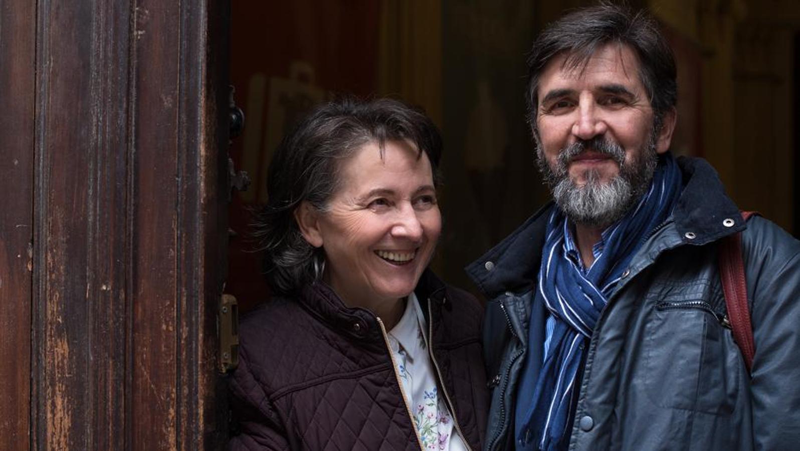 María Ibáñez y Jesús Jiménez, para estudiarnos detenidamente. Son un matrimonio de investigadores, pensadores y expertos en psicología. María Ibáñez es psicoterapeuta y Jesús Jiménez es Licenciado en Psicología. Ambos dirigen el Centro de Psicología e Introspección, en el que se tratan patologías clínicas y educativas, de forma individual y en grupo, terapia familiar, infantil, adolescente y adultos. Autores de libros como «Aprende a resolver lo que te hace sufrir», «Caminando por el techo del mundo» o «Una isla en las montañas», entre otros, Con ellos estuvimos aprendiendo claves importantes en las <a href="https://www.abc.es/bienestar/psicologia-sexo/sexualidad/abci-no-cierto-problemas-pareja-puedan-resolver-cama-202009010140_video.html">relaciones de pareja</a>.