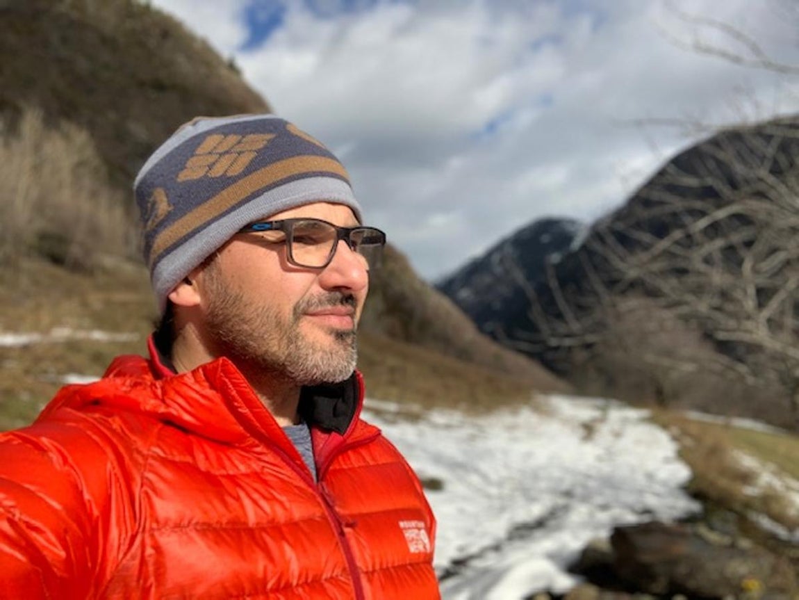 Tomás Navarro, para reconstruirnos si nos hemos roto a pedazos. Tomás Navarro es psicólogo, consultor, escritor y divulgador. Sus áreas de interés son la humanización de las empresas y el bienestar de sus empleados. Colabora con diferentes medios de comunicación y ha impartido charlas en más de veinte países. En ABC Bienestar imparte un <a href="https://www.abc.es/bienestar/psicologia-sexo/psicologia/abci-taller-para-entrenar-resiliencia-vida-puede-romper-pedazos-pero-puedes-recomponer-202102020303_video.html">taller de resiliencia </a>para los sucriptores Premium. Escribe, realiza sus sesiones de empresa y atiende a particulares en la montaña, pedaleando, andando o esquiando en el corazón del Pirineo, lugar donde reside. Es autor de «Fortaleza emocional», «Kintsukuroi», «Wabi-sabi», «Yo soy así» y «Eres más fuerte de lo que crees». Sus libros, traducidos a varios idiomas, son una referencia en resiliencia, bienestar y psicología.