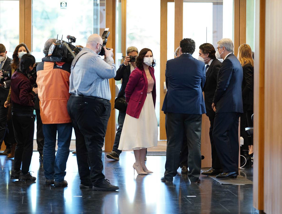 El evento se ajustó al horario programado, pero antes del evento la presidenta de la comunidad tuvo la oportunidad de saludar a los organizadores del acto, quienes la recibieron en la entrada del edificio, entre los que se encontraba el director de este periódico, Julián Quirós. 