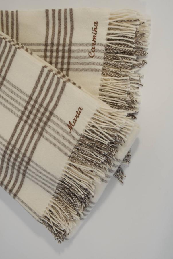 ¿Por qué no una manta personalizada? Es lo que propone Mantas de Grazalema. La reconocida firma gaditana ofrece mantas grabadas con nombres o iniciales, y fabricadas en lana merino pura, para el sofá o de viaje (125€), para perros (48€). para bebés (45€) o de cama (180€),. 