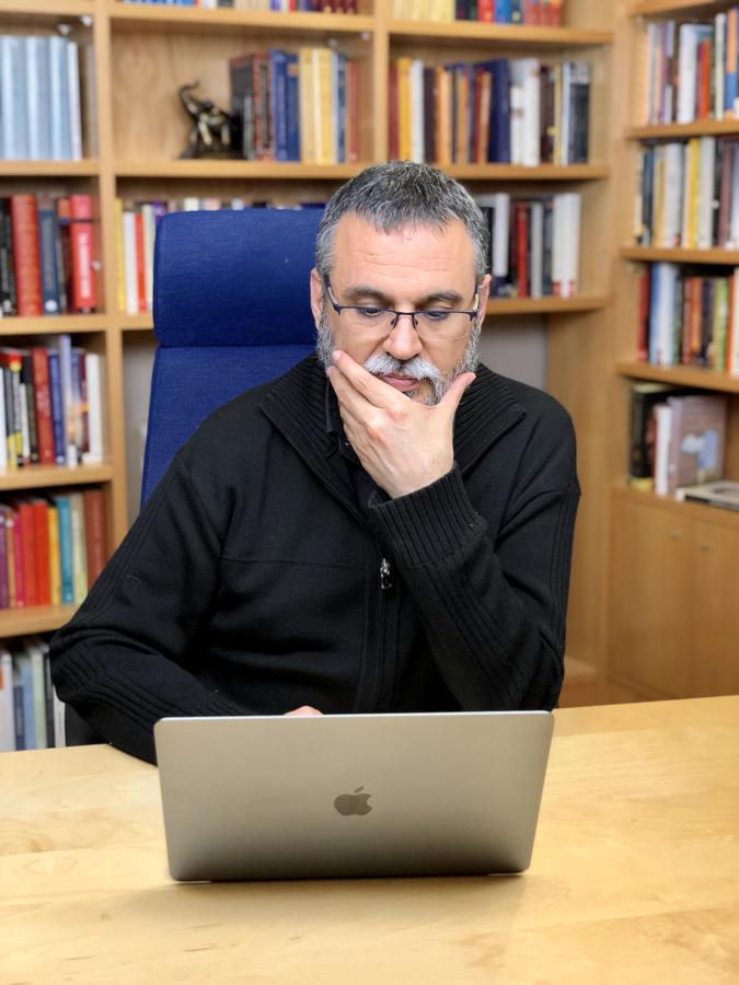 Pedro Moreno, para controlar la ansiedad. Pedro Moreno es doctor en Psicología y especialista en Psicología Clínica. Dedica a su vida a ayudar a poner fin a algo, casi invisible a veces, que afecta a muchos: la <a href="https://www.abc.es/bienestar/psicologia-sexo/psicologia/abci-pedro-moreno-mucha-gente-medico-dolores-estomago-y-tienen-ansiedad-202007270113_noticia.html">ansiedad</a>. Ha escrito ocho libros sobre cómo superarla. El último es «Ansiedad crónica», es una publicación en la que aborda el control de la ansiedad cuando deja de ser una cosa puntual y se prolonga en el tiempo.