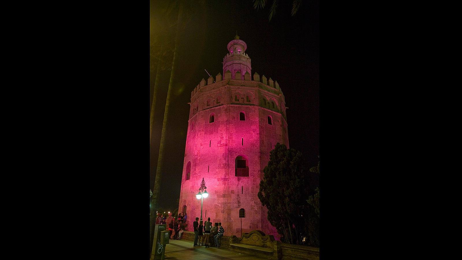 Con motivo del Día Internacional del Cáncer de Mama de 2008, la Torre del Oro, y el Real Alcázar, presentaron esta peculiar iluminación de tintes rosados para recordar al símbolo de la lucha contra la enfermedad