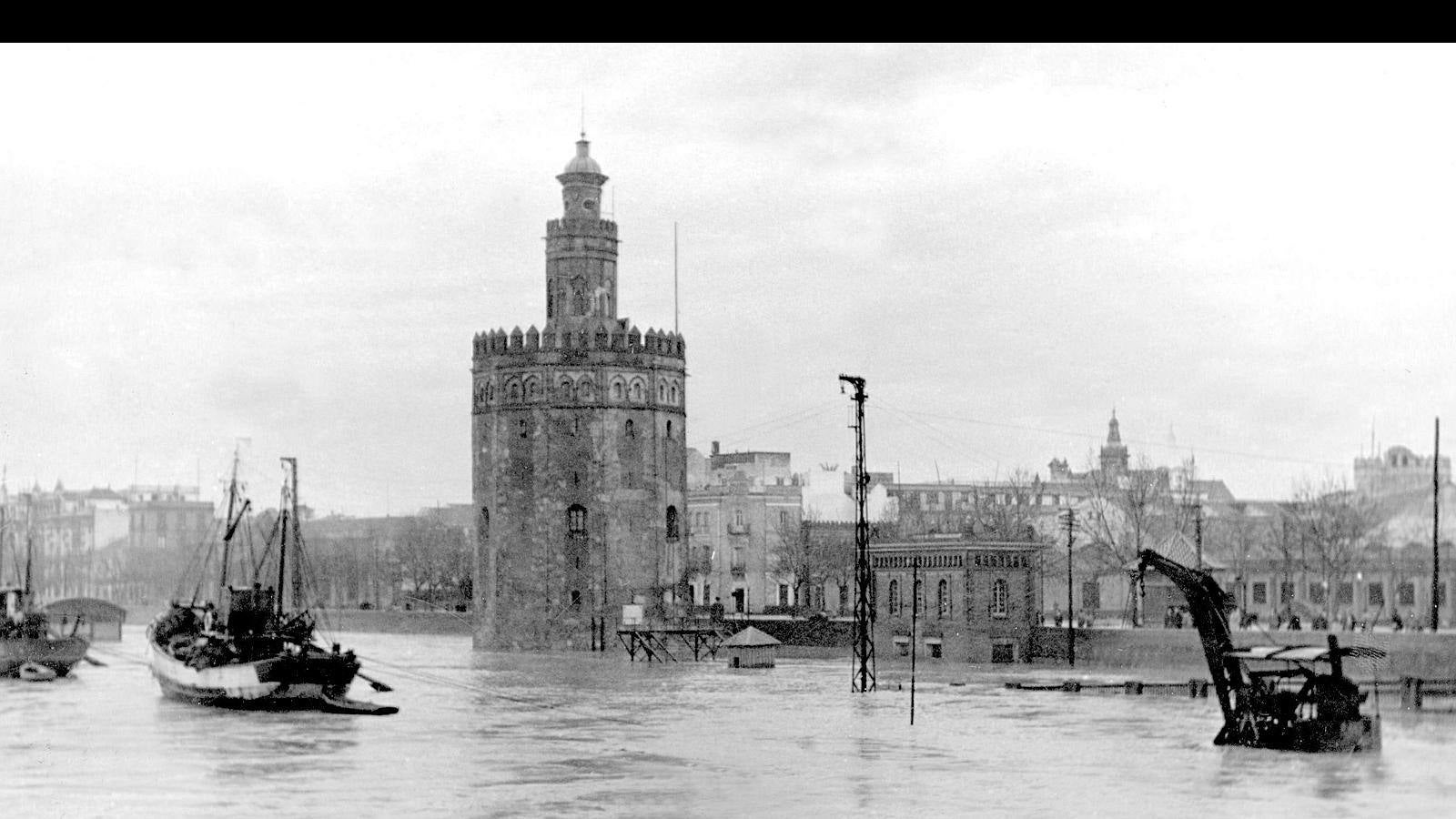 Aún se recuerda la crecida que experimentó el río Guadalquivir en el año 1947, y que en esta fotografía se hace patente en los muelles aledaños a la Torre del Oro, completamente sumergidos