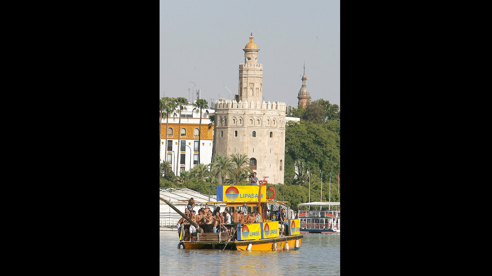 La Torre del Oro es testigo habitual de los acontecimientos que marcan la vida sevillana. El paso de las Carretas de las Hermandades del Rocío, el discurrir de la Carrera Nocturna o la celebración de la Cucaña, son sólo algunas muestras