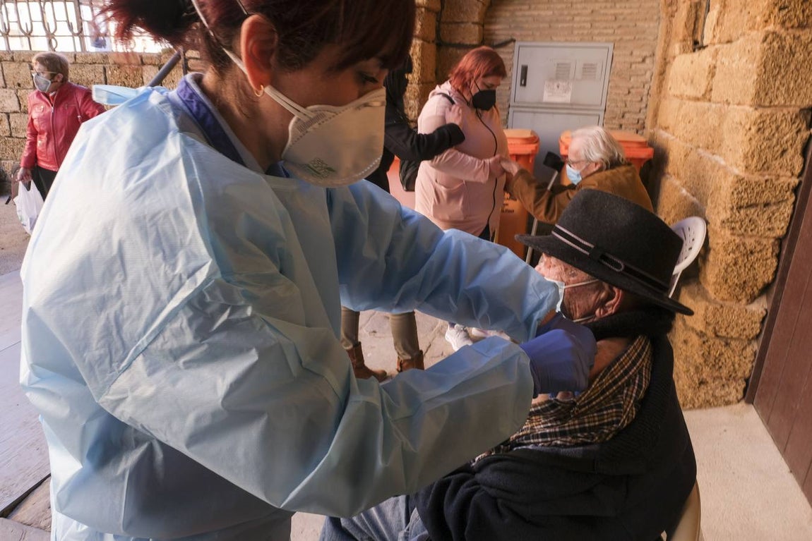 Los mayores de 80 años de Cádiz se vacunan contra el coronavirus en la Casa del Niño Jesús