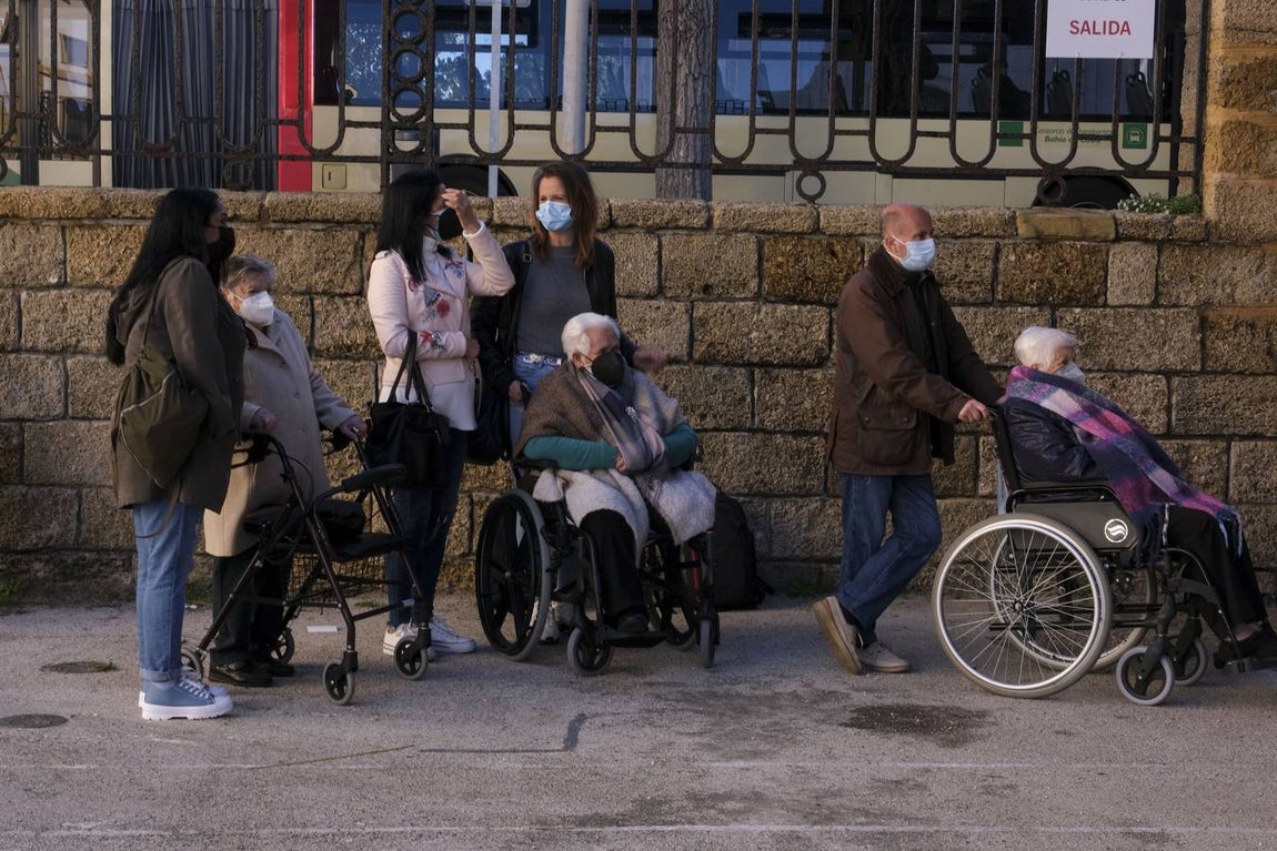 Los mayores de 80 años de Cádiz se vacunan contra el coronavirus en la Casa del Niño Jesús