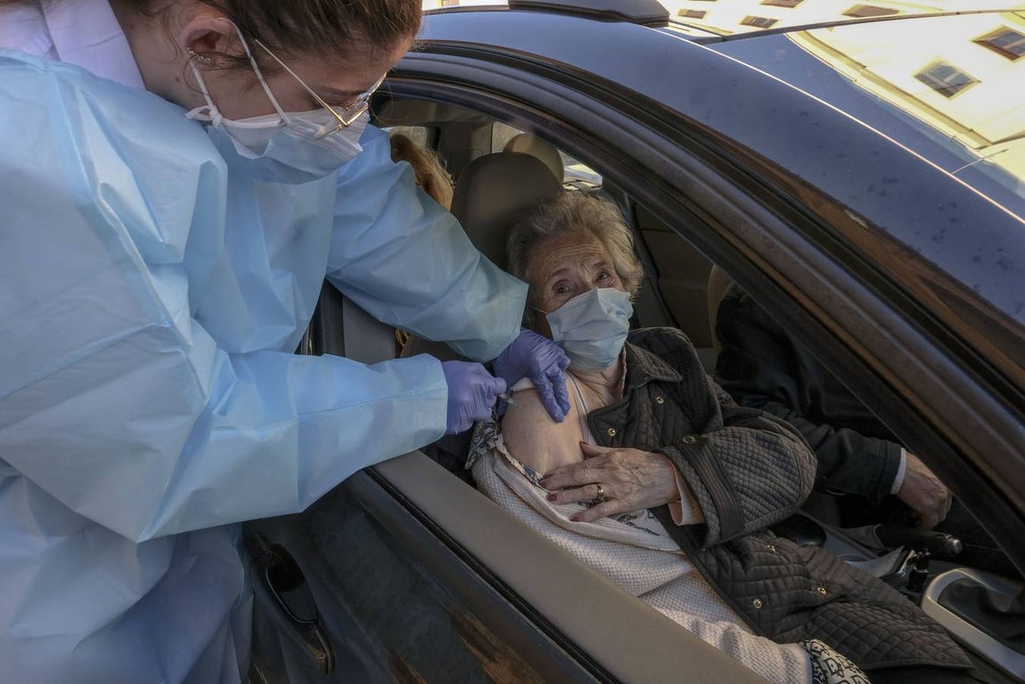 Los mayores de 80 años de Cádiz se vacunan contra el coronavirus en la Casa del Niño Jesús