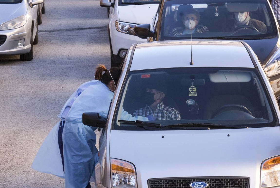 Los mayores de 80 años de Cádiz se vacunan contra el coronavirus en la Casa del Niño Jesús