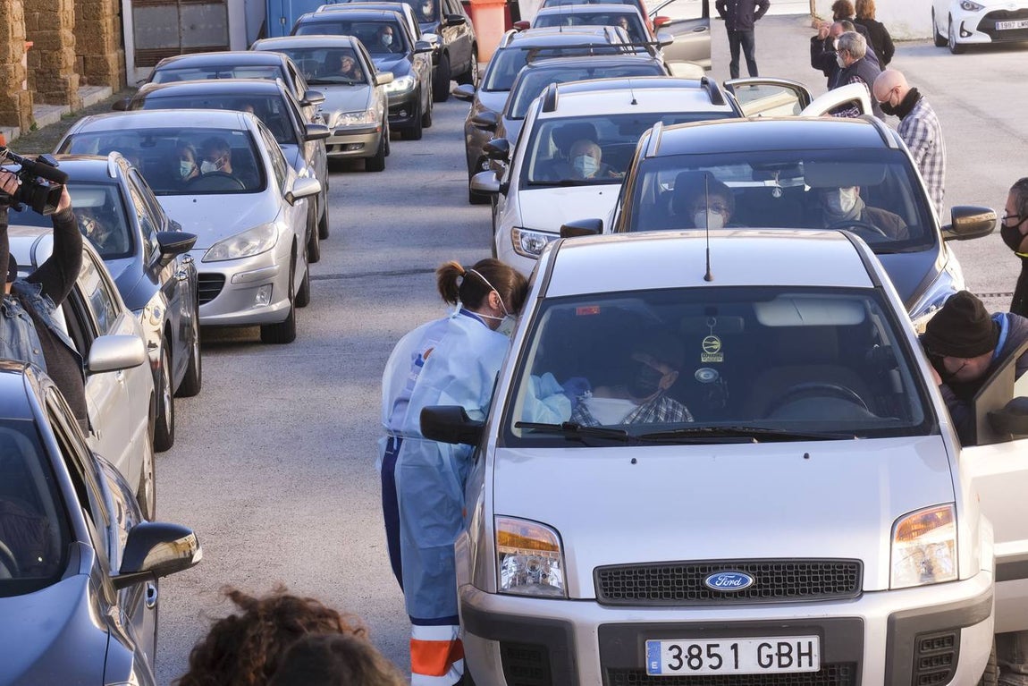 Los mayores de 80 años de Cádiz se vacunan contra el coronavirus en la Casa del Niño Jesús