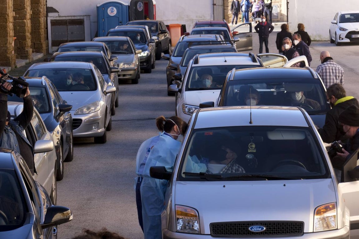 Los mayores de 80 años de Cádiz se vacunan contra el coronavirus en la Casa del Niño Jesús