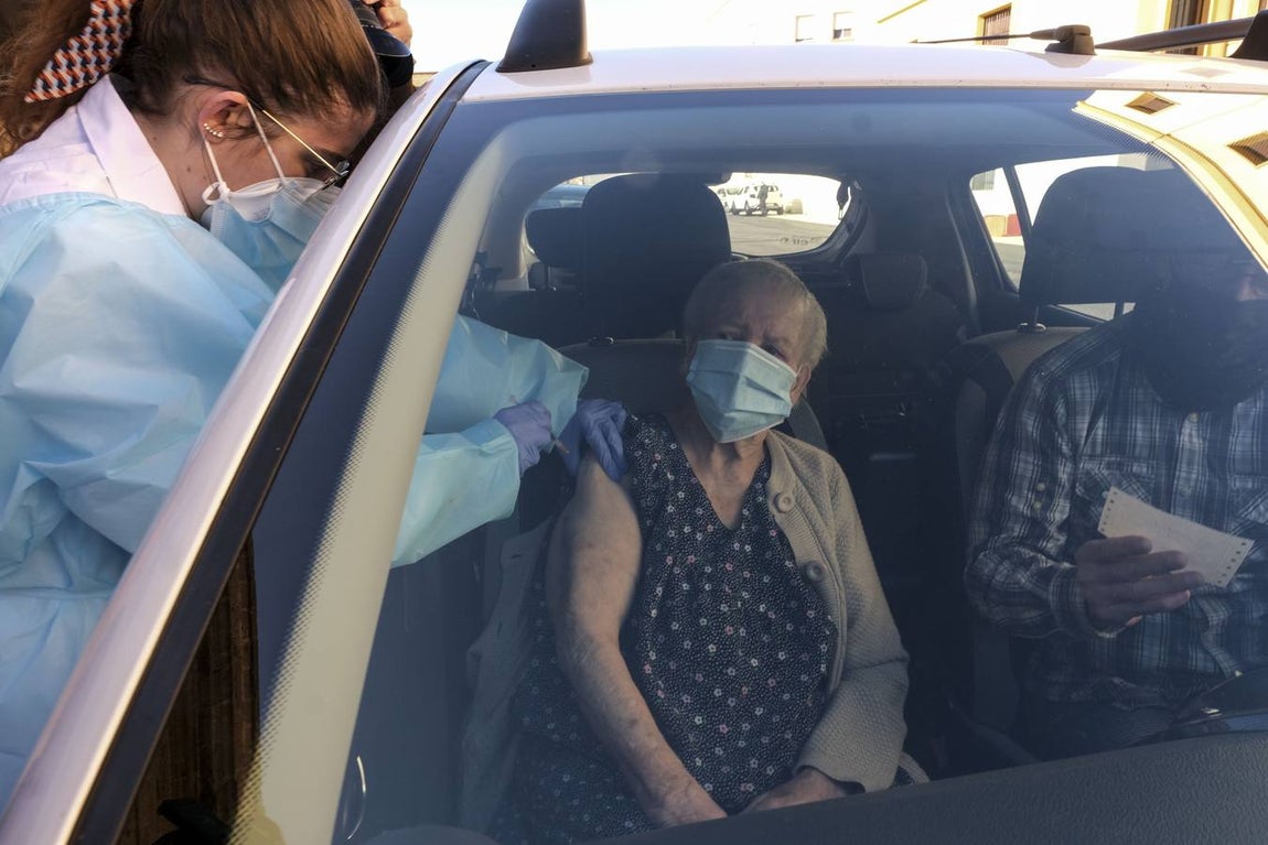 Los mayores de 80 años de Cádiz se vacunan contra el coronavirus en la Casa del Niño Jesús