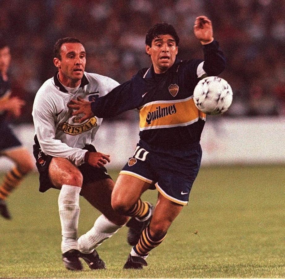 Diego Armando Maradona. Convertido desde hacía tiempo en un icono mundial, Diego Armando Maradona regresó a Boca Juniors en 1995. Trece años después de dejar Argentina para ponerse la camiseta del Barcelona, el Pelusa volvió a sentir cómo vibra la Bombonera. Lo hizo tras quince meses de inactividad a raíz de la sanción que le impuso la FIFA por el doping positivo del Mundial '94. Se retiraría del fútbol dos años después, vistiendo, claro, la camiseta ‘xeneize’.