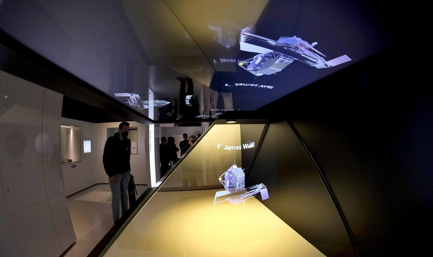 CaixaForum Sevilla presenta una exposición sobre espejos para divertirse aprendiendo Física