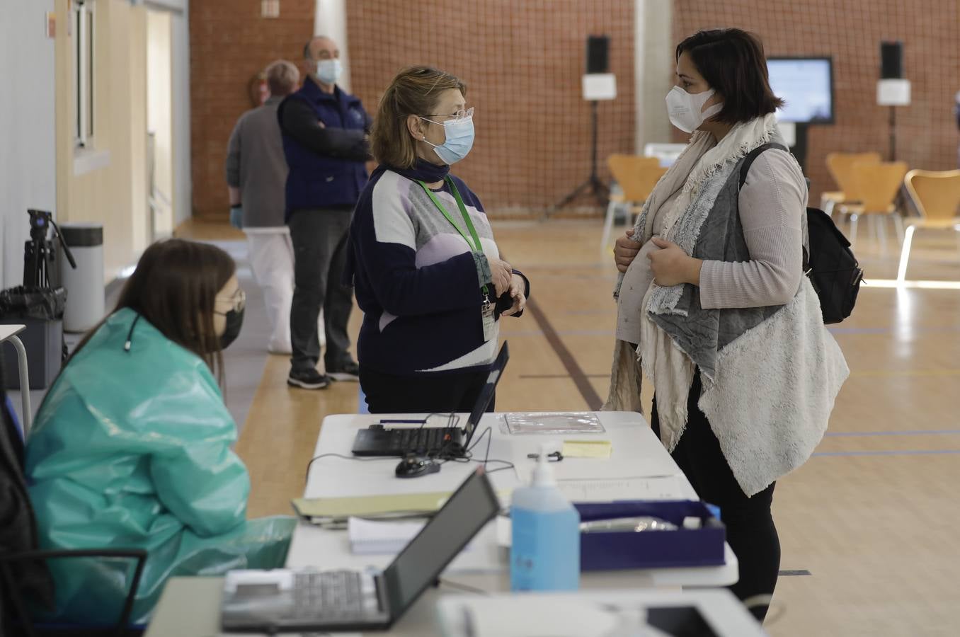 Personal de farmacia de Sevilla se vacuna contra el Covid