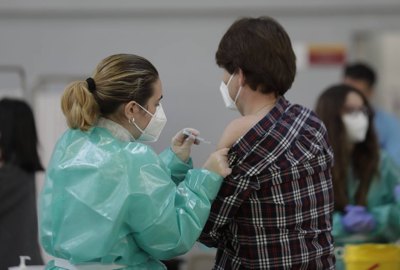 Personal de farmacia de Sevilla se vacuna contra el Covid