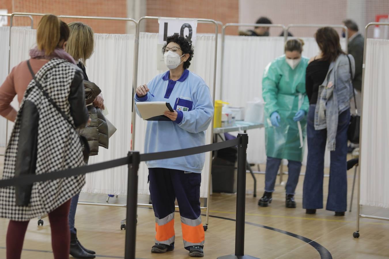 Personal de farmacia de Sevilla se vacuna contra el Covid