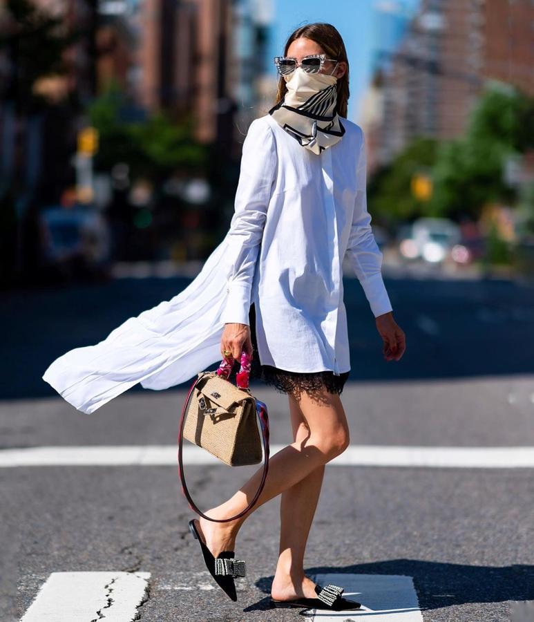 Básica camisa blanca. Otro básico infalible en el que invertir en esta recta final de descuentos será una clásica camisa blanca. Apuesta por prendas con tejidos de calidad e invierte en alguna un poco más especial con la idea de mantenerla durante varias temporadas en el armario. En la imagen Olivia Palermo con camisa blanca XL.