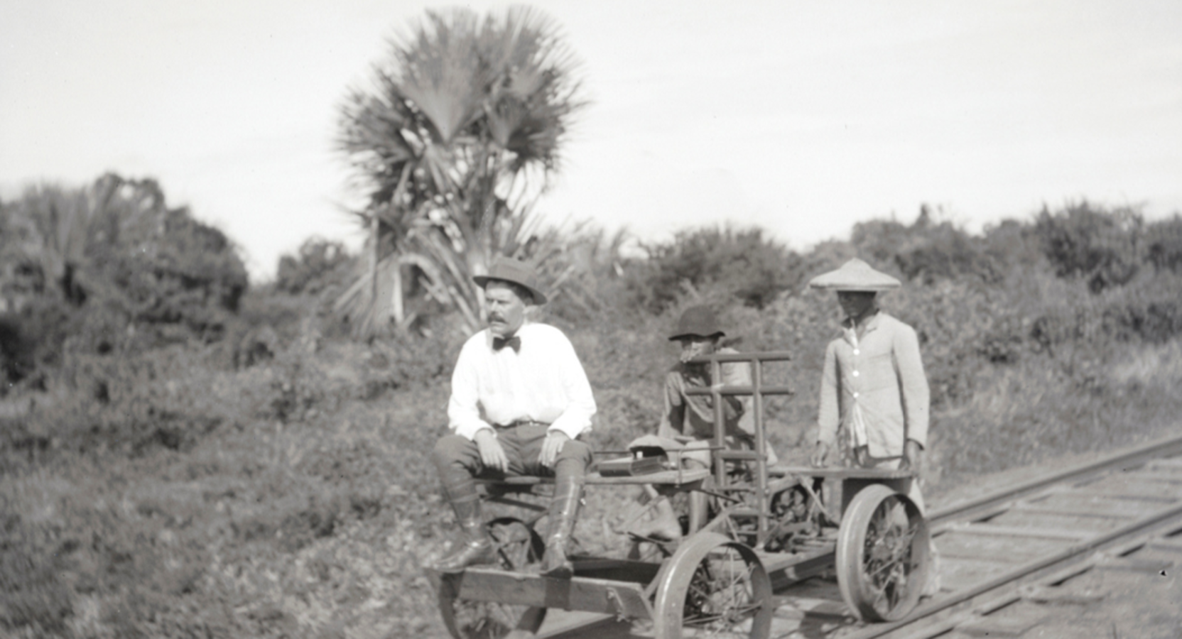 Tras pasar por Manila, donde su padre llegó a ser arquitecto municipal interino antes de la pérdida de Filipinas, Lafuente se trasladó a Shanghái en 1913. En Filipinas participó en la construcción de la línea ferroviaria de la isla de Luzón. 