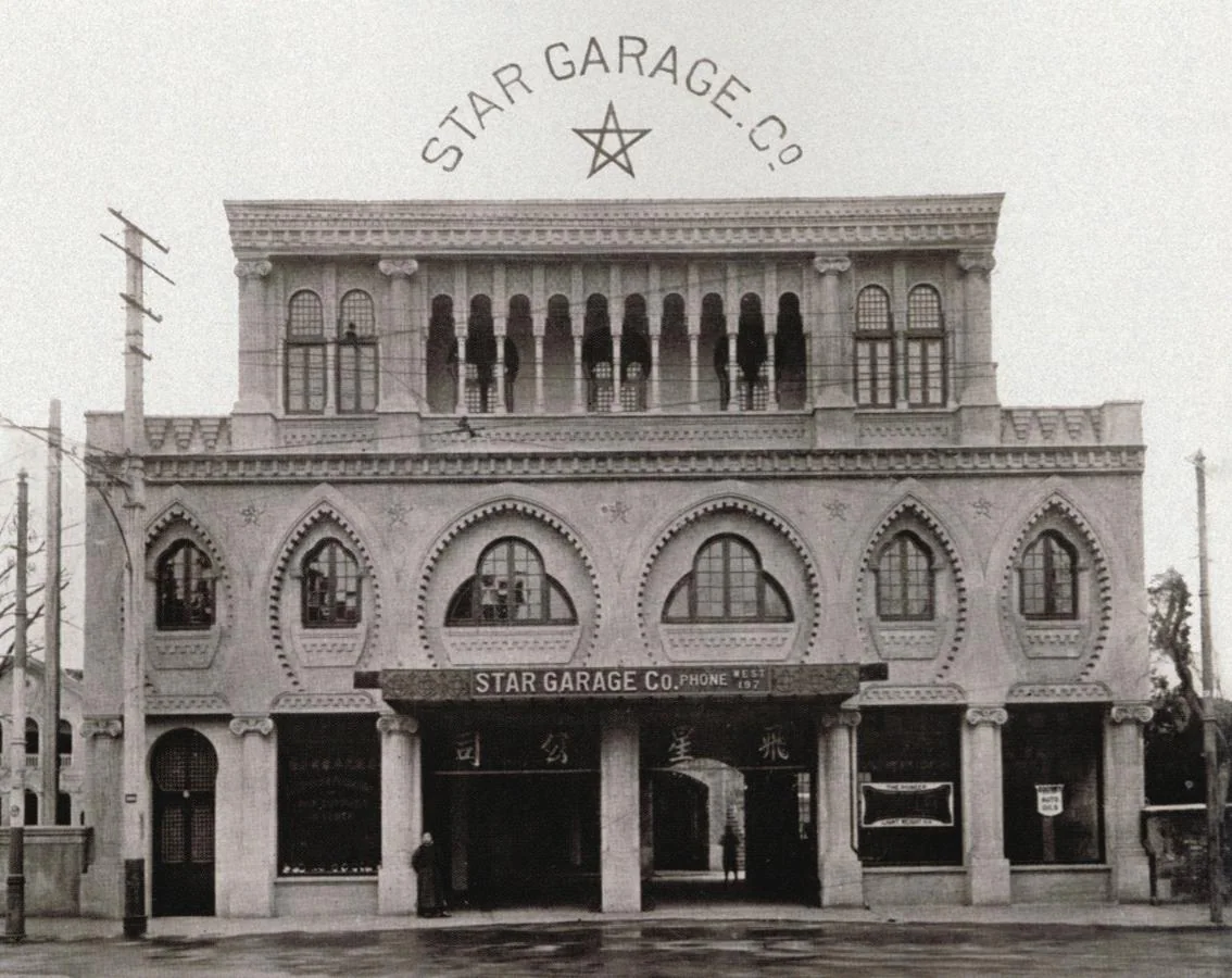 Entre los edificios de Lafuente que mejor se conservan, destaca el “Star Garage”, cochera de los taxis y “rickshaw” (palanquines) del millonario sefardí Albert Cohen. 