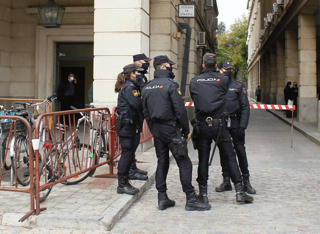 Fotogalería: La policía «blinda» los juzgados de Sevilla por el caso de la reyerta en San Jerónimo