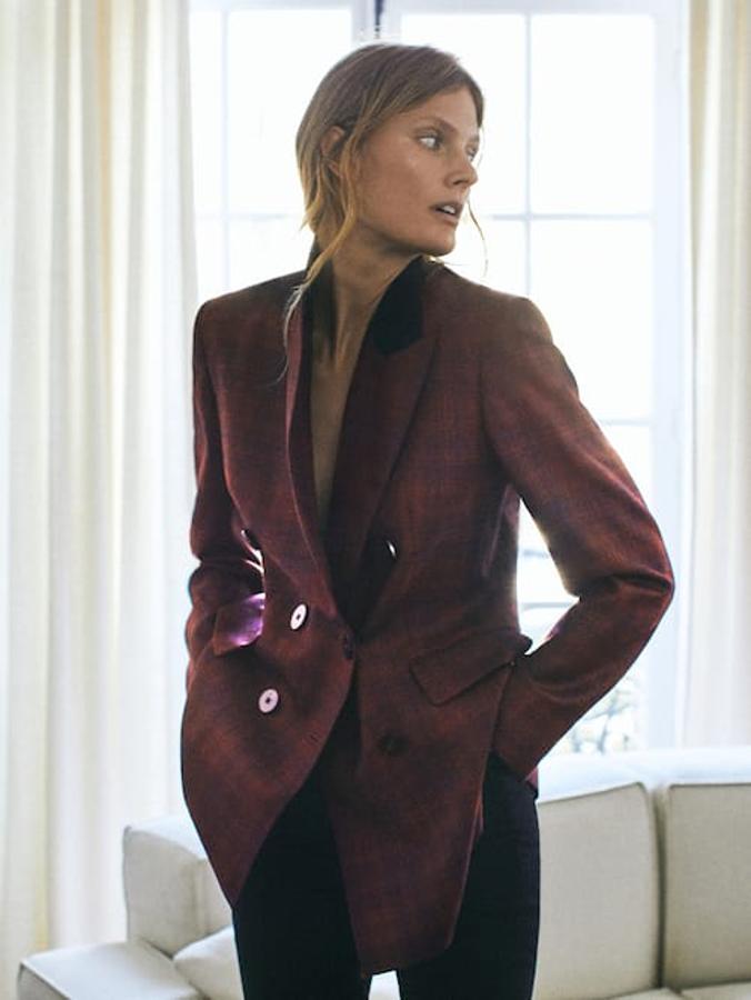Blazer. Sin duda una pieza clave en cualquier armario. Con solapas grandes, pequeñas, doble botonadura o en versión oversize, invertir en una blazer especial será todo un acierto. En la imagen: Americana con estampado de cuadros de lana, con corte cruzado de Massimo Dutti (precio: 69,95€ / antes: 135€)