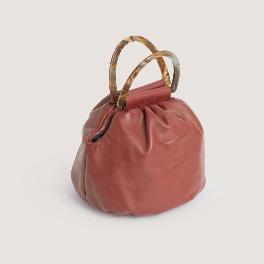 Bolso de piel pequeño con bandolera arcilla modelo BOLA CAREY de la firma española Malababa (precio: 256€ / antes: 320€)