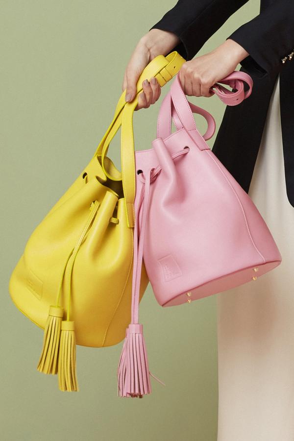 Bolso tipo saco de piel en distintos colores de la firma 'made in Spain' Leandra (precio: 162€ / antes: 270€)