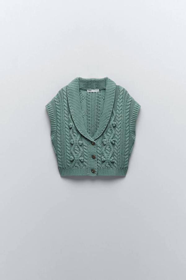 Chaleco punto ochos con cuello y zolapas de Zara (precio: 12,99€ / antes: 25,95€)