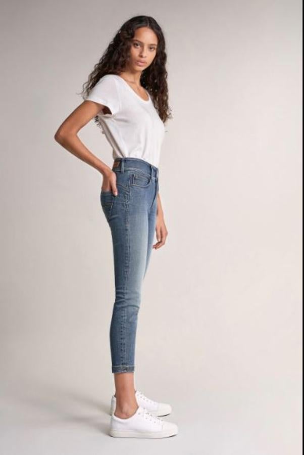 Vaqueros 'push up in secret' capri con detalles en el bajo de Salsa (precio: 44,98€ / antes: 89,95€)