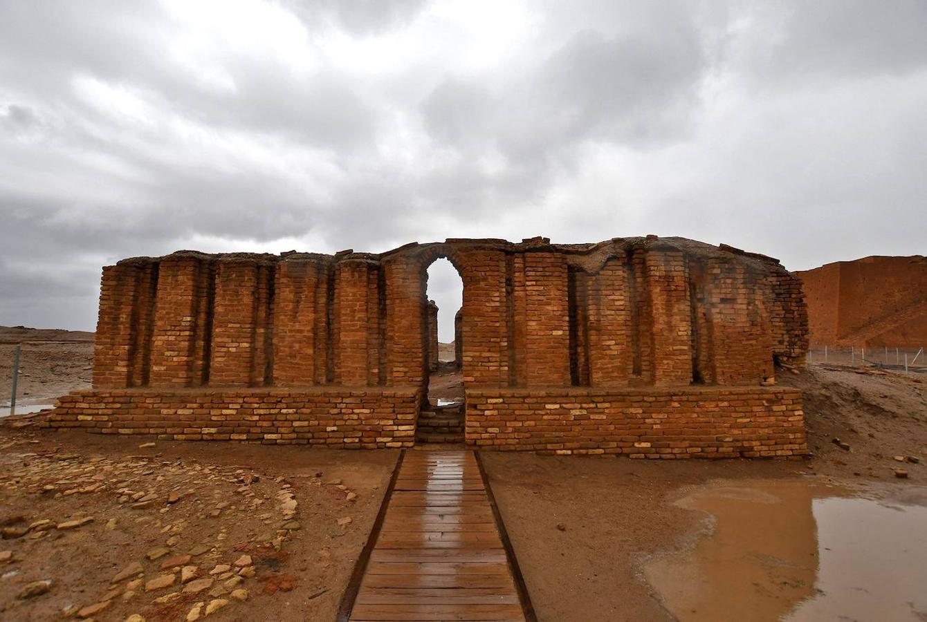 Zigurat. Una de las joyas arquitectónicas del yacimiento es el Zigurat. Los zigurats eran unas enigmáticas construcciones de la antigua Mesopotamia cuya cúspide estaba coronada por un templo. El de Ur fue consagrado al culto del dios Nanna ('Luna', en sumerio).