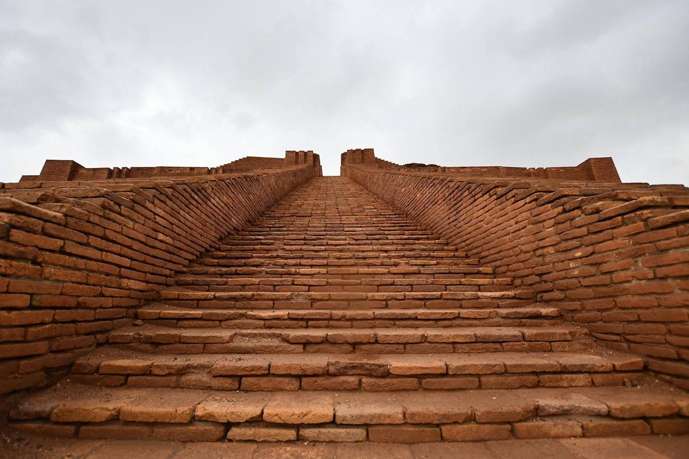 Escalera al cielo. Estas torres estaban consideradas como los «fundamentos del cielo y de la tierra» y sus escaleras permitían comunicarse con el mundo celestial de los dioses. Se piensa que el mito de la Torre de Babel pudo tener su origen en un zigurat de Babilonia para cuya construcción se habrían movilizado a numerosos pueblos de sus asentamientos.