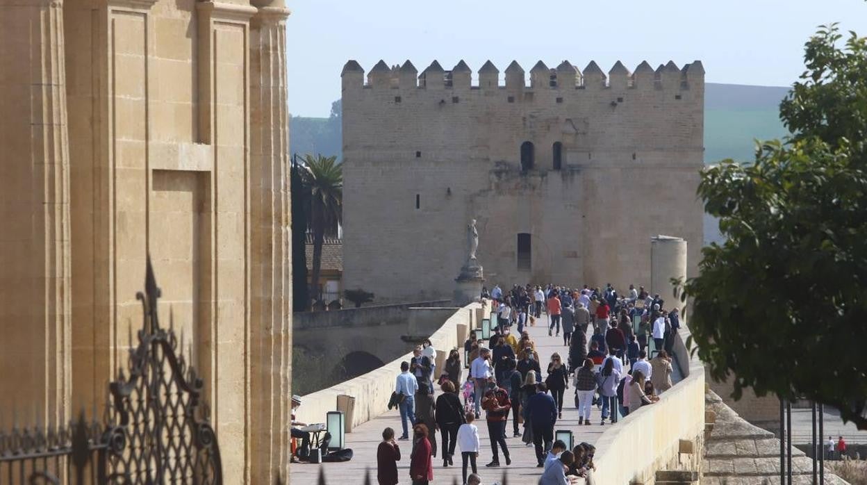 El ambiente, en imágenes, de las calles de Córdoba por el puente de Andalucía