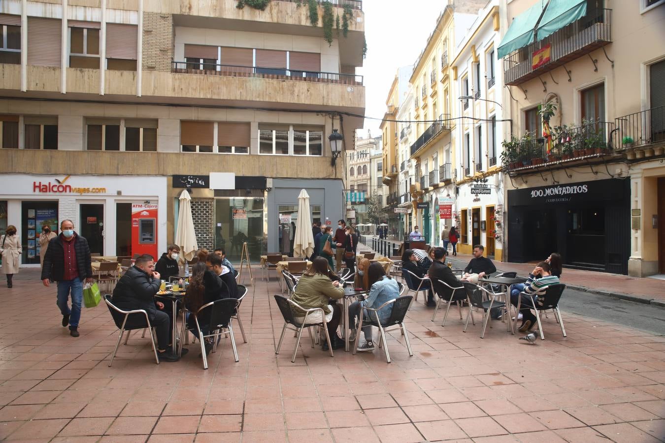 El ambiente, en imágenes, de las calles de Córdoba por el puente de Andalucía