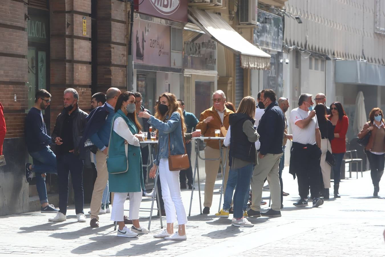 El ambiente, en imágenes, de las calles de Córdoba por el puente de Andalucía