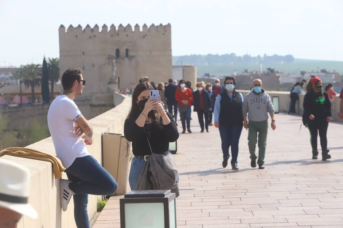 El ambiente, en imágenes, de las calles de Córdoba por el puente de Andalucía