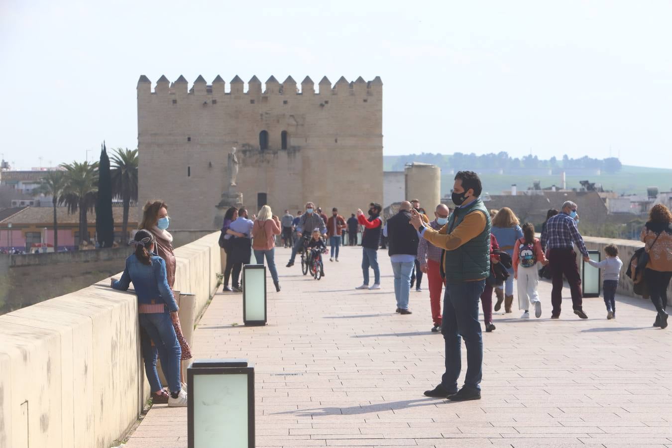 El ambiente, en imágenes, de las calles de Córdoba por el puente de Andalucía