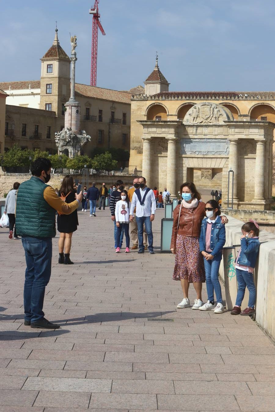 El ambiente, en imágenes, de las calles de Córdoba por el puente de Andalucía