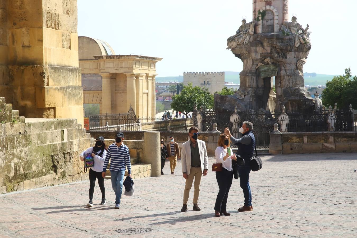 El ambiente, en imágenes, de las calles de Córdoba por el puente de Andalucía