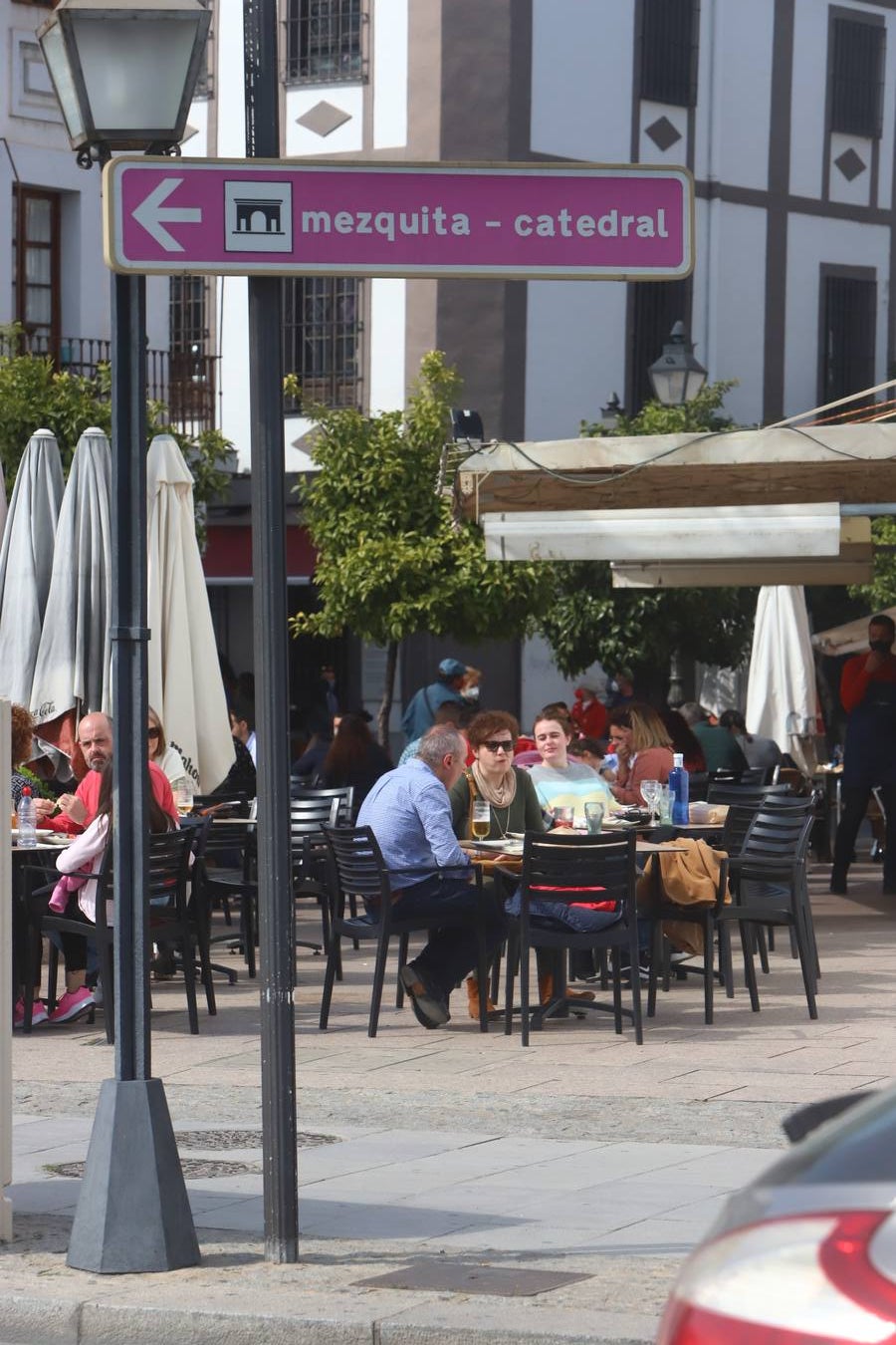 El ambiente, en imágenes, de las calles de Córdoba por el puente de Andalucía