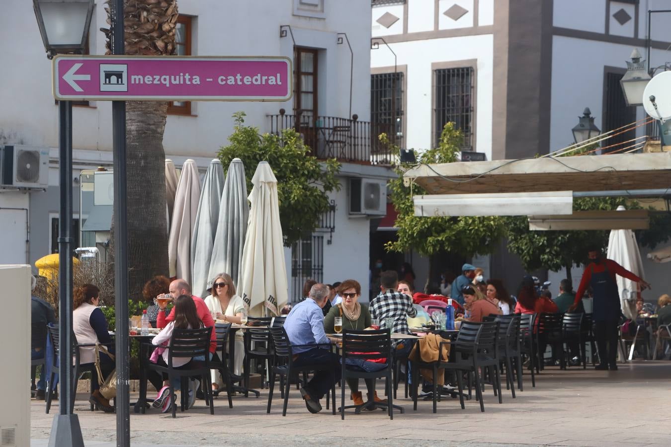 El ambiente, en imágenes, de las calles de Córdoba por el puente de Andalucía