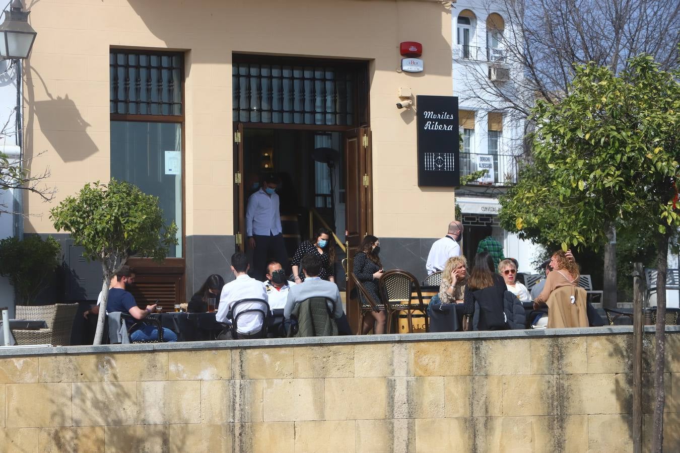 El ambiente, en imágenes, de las calles de Córdoba por el puente de Andalucía