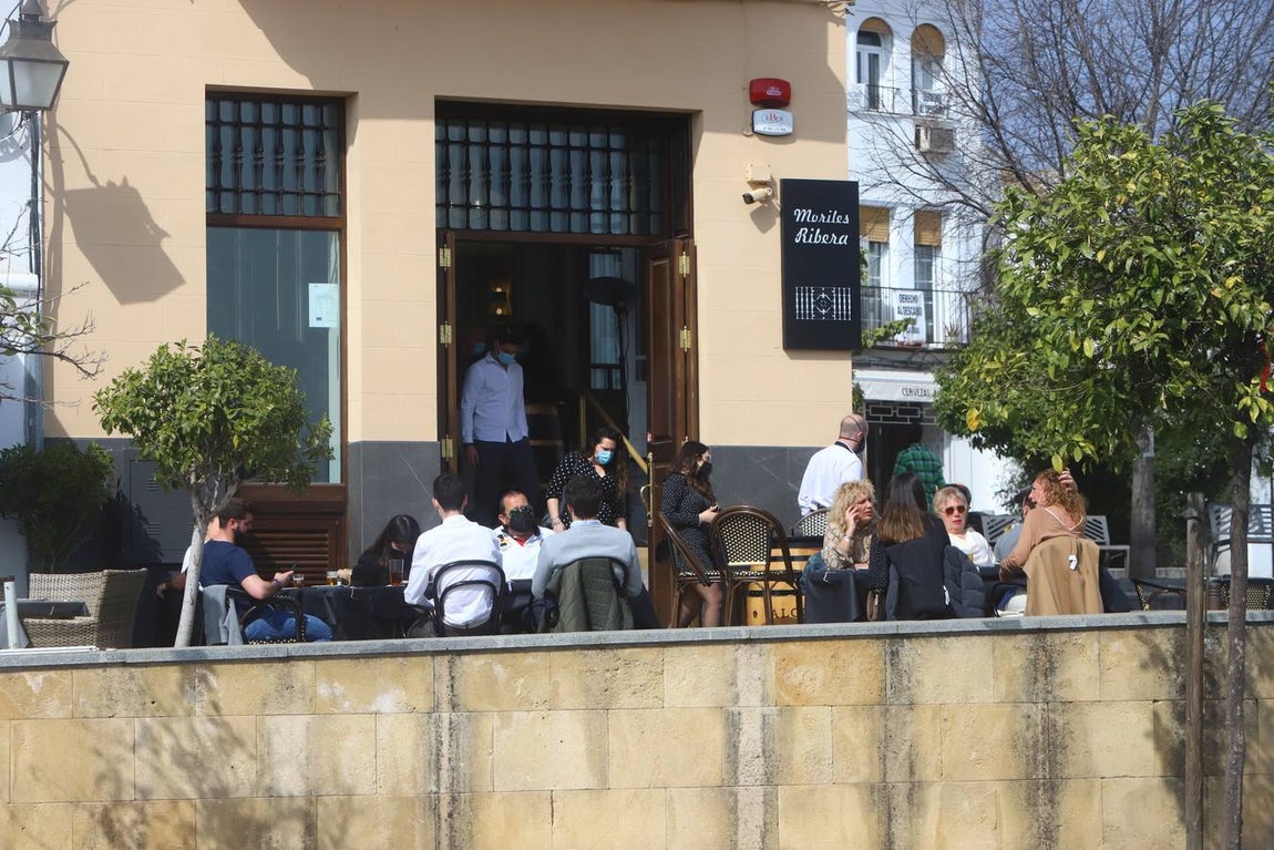 El ambiente, en imágenes, de las calles de Córdoba por el puente de Andalucía