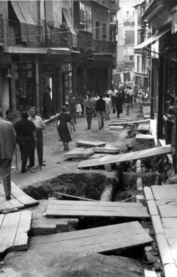 Calle del Comercio. Obras para renovar el alcantarillado, el abastecimiento de agua y una nueva pavimentación en 1961. Archivo Histórico Provincial de Toledo. Fondo Rodríguez. 