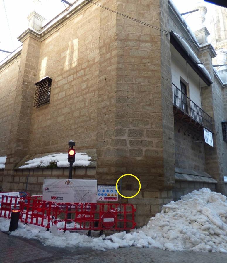 Entrada a la calle de Hombre de Palo con las vallas de su reciente reforma y el cúmulo de la nieve caída en enero de 2021. En un círculo señalamos el cajetín que alojó, en 1924, el timbre para regular la doble dirección de vehículos y carruajes hasta las Cuatro Calles. FOTO RAFAEL DEL CERRO. 