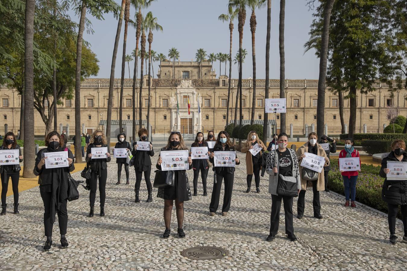 Concentración del sector de la belleza ante el Parlamento andaluz