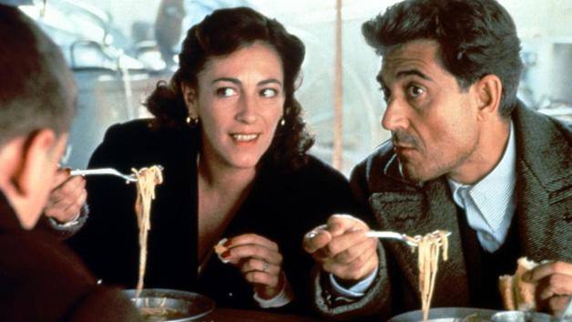 '¡Ay, Carmela!' (1990). 13 premios de 15. Admirable tragicomedia de Carlos Saura (y de Azcona como coguionista) sobre una compañía teatral itinerante obligada a trabajar para el bando que más calienta en la Guerra Civil. El resultado es una de las mejores aproximaciones a nuestro género más difícil. Carmen Maura ganó también como mejor actriz europea y Pajares hizo lo propio en Montreal.