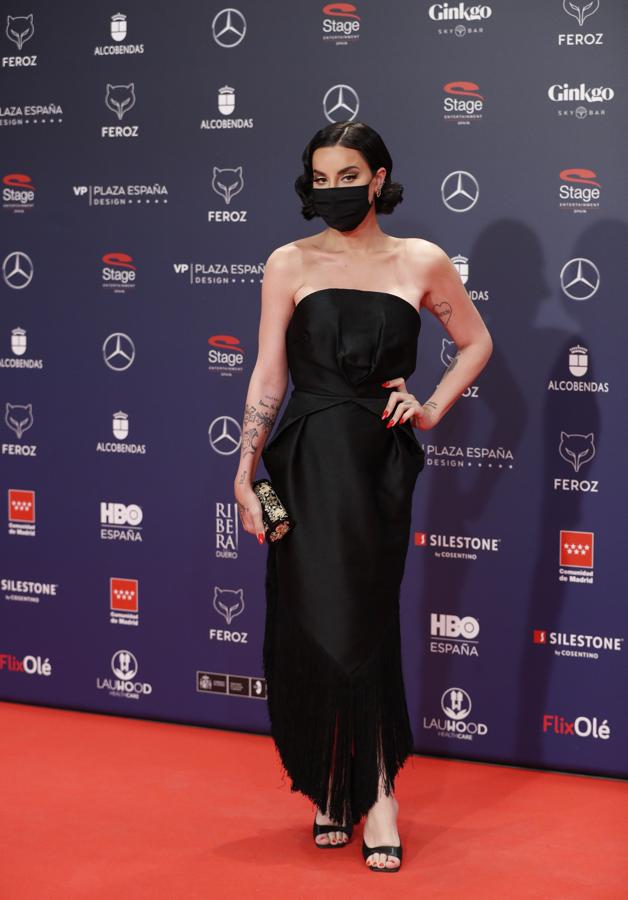 Jedet, en la alfombra roja de los Premios Feroz 2021. Con vestido de Candelas y Felipa, bolso de Carolina Herrera y zapatos de Zalando.
