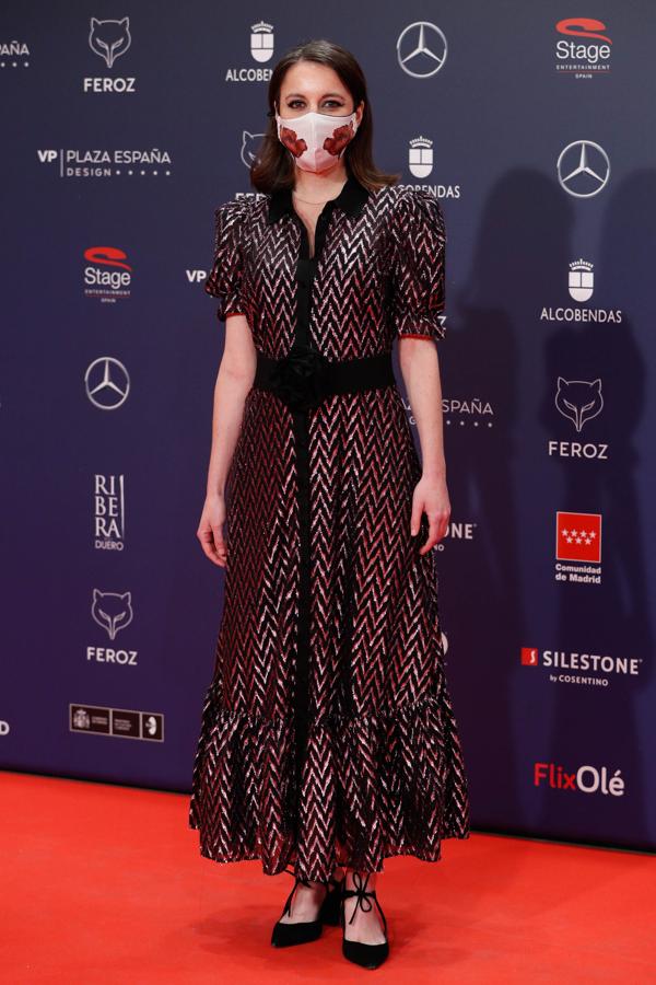 Andrea Levy, en la alfombra roja de los Premios Feroz 2021. Con un favorecedor vestido de Zara y mascarilla modelo 'Poppy' de Kausi.