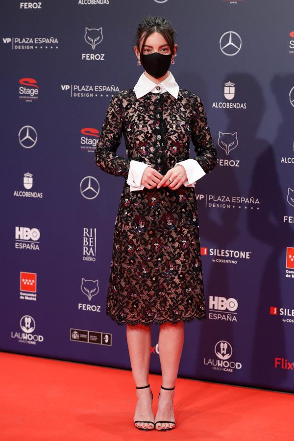 Vicky Luengo, en la alfombra roja de los Premios Feroz 2021. La actriz protagonista de la serie 'Antidisturbios', con vestido de Chanel, joyas de Bvlgari y sandalias Jimmy Choo. Estilismo de Freddy Alonso.