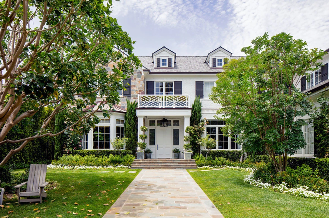 Así es la mansión que vende LeBron James. El jugador de baloncesto ha decidido poner a la venta una de sus propiedades, más concretamente, una mansión en California que lleva tiempo sin ocupar, ya que se mudó junto a su familia, el pasado mes de octubre, a Beverly Hills.